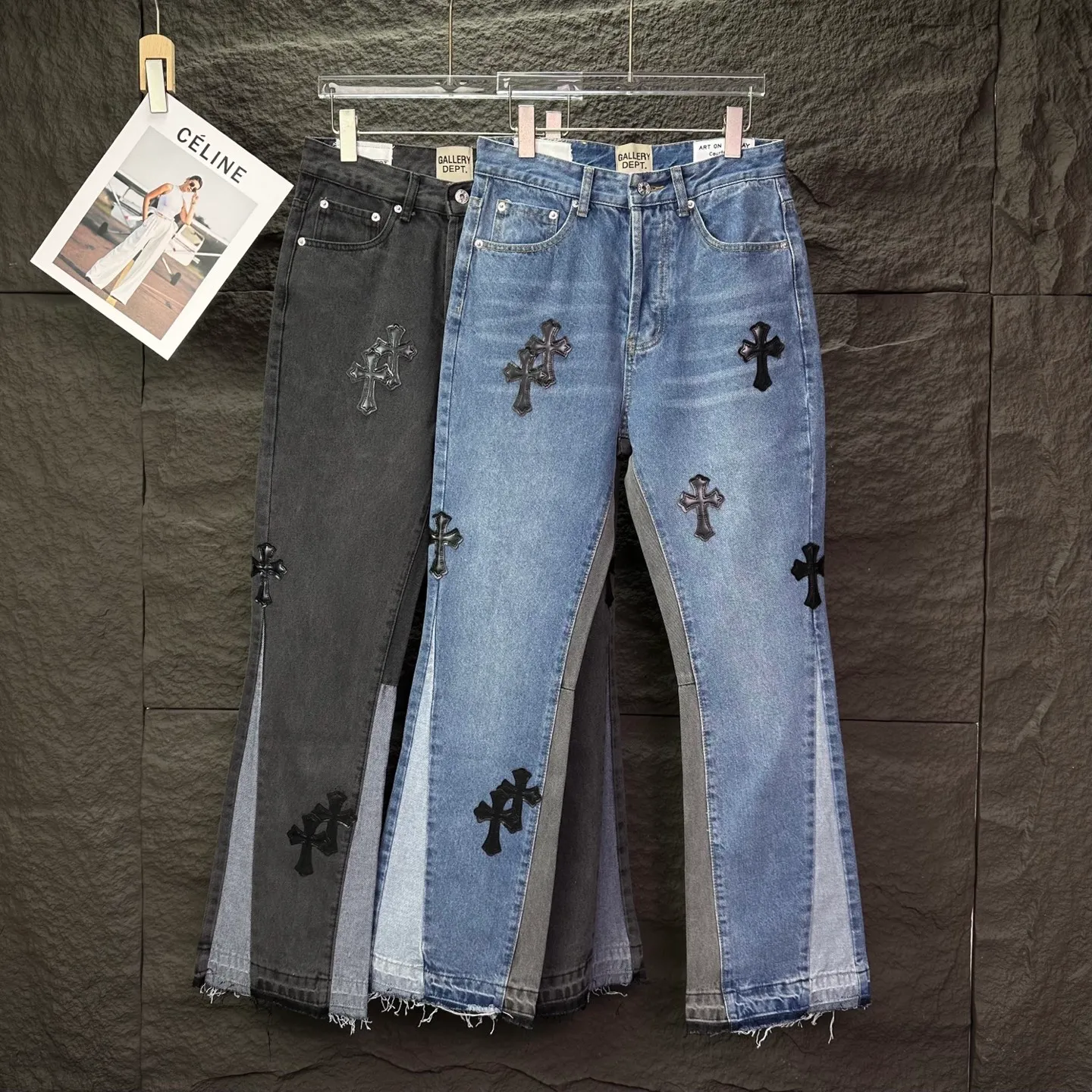 P270 GALLERY DEPT. Co-branded 2025 new black cross-leather stitching couple's style loose washed flared jeans 🔥High version🔥High version🔥 Top ceiling quality Styles with different washed textures are very friendly to people with thin legs and thick legs. The slightly flared version is very flattering to the leg shape. Moderate length that never goes out of style, easy and casual to match, basic styling for various styles, a must-have in the wardrobe! The fabric is stiff but also makes the upper body soft without losing texture. The washing process is even more perfect. It is a must-have item for everyone! ! ! Washed wheat, tag, pants label, three complete labels Color: washed black, washed blue Size: 28, 30, 32, 34 (four sizes)
